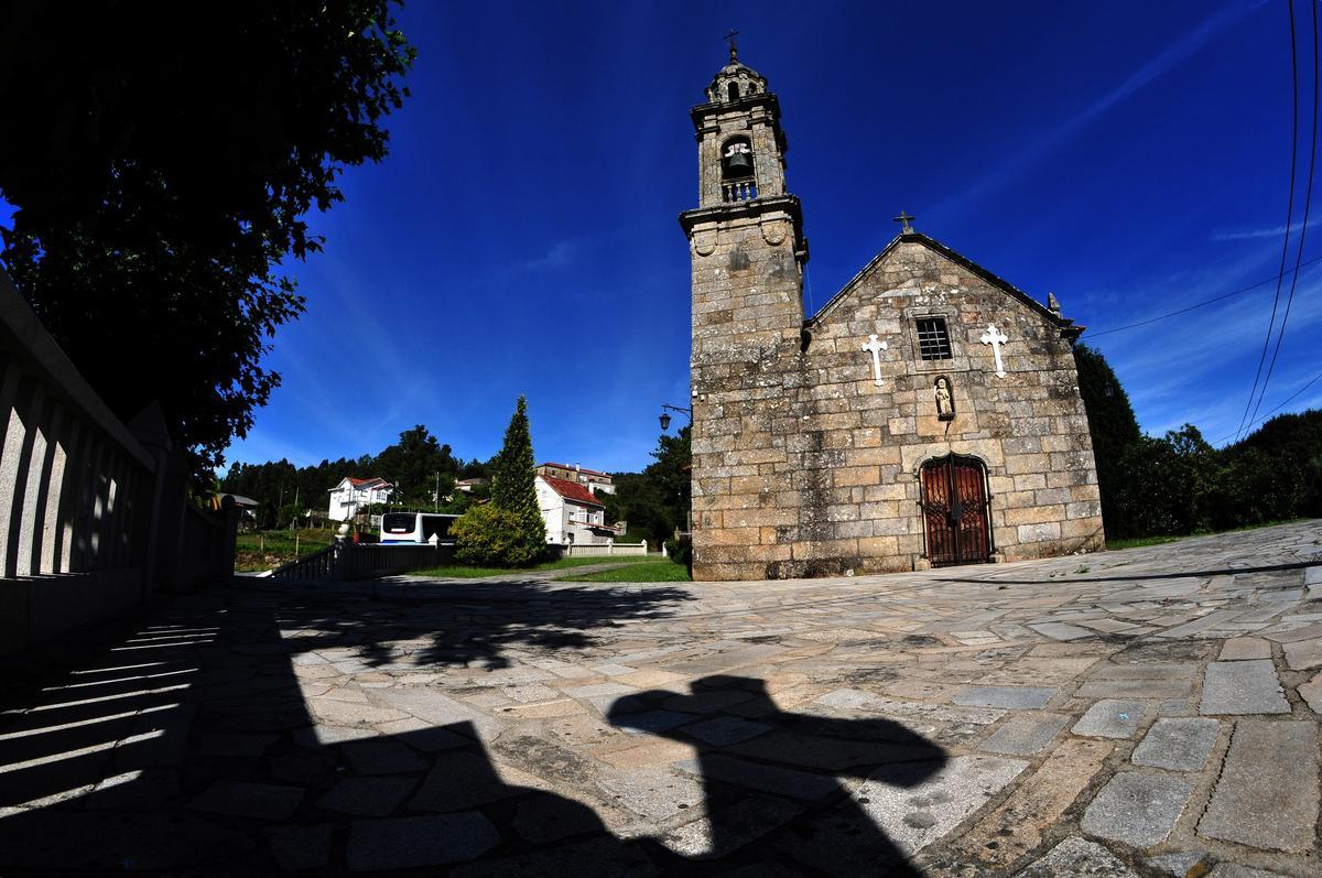 Iglesia tardomedieval de San Pedro de Dimo, en Catoira.