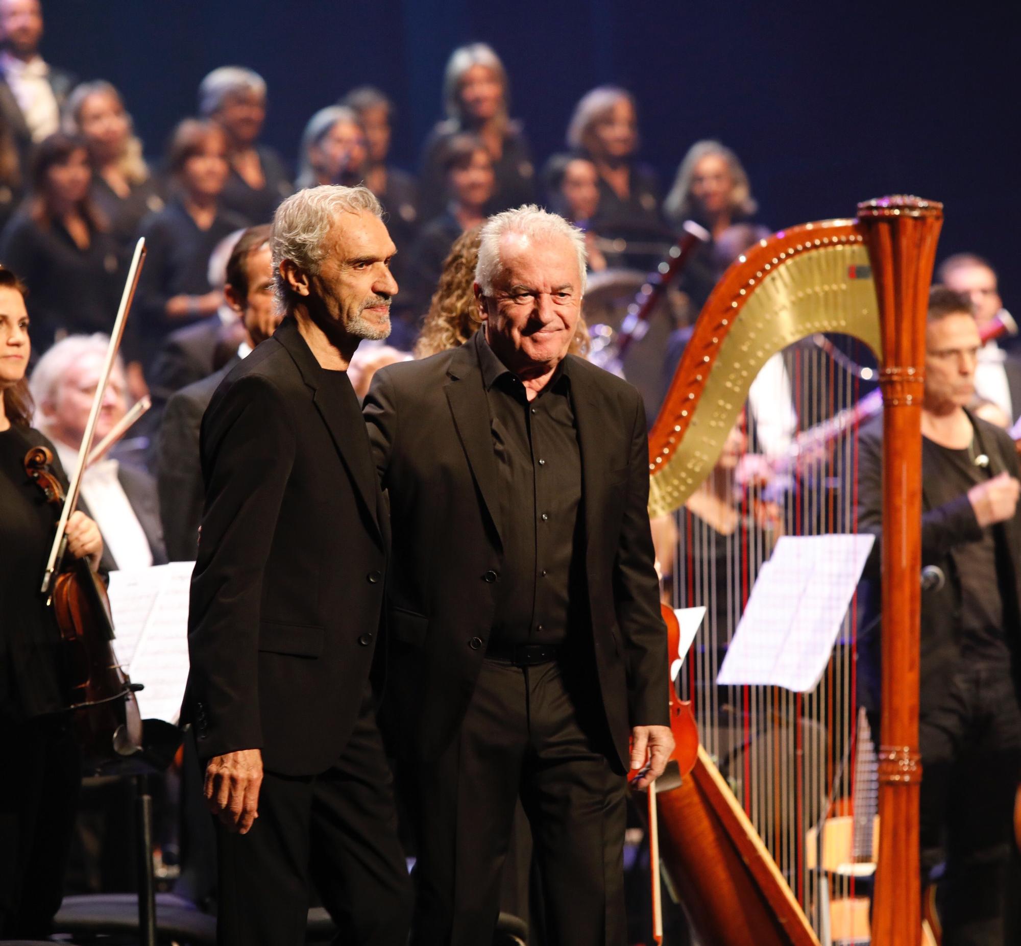 EN IMÁGENES: Así fue el tercer concierto de Víctor Manuel en la Laboral con la OSPA y el Coro de la Fundación Princesa de Asturias