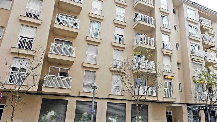 Alarma por un incendio que destruyó el dormitorio de un piso en Palma