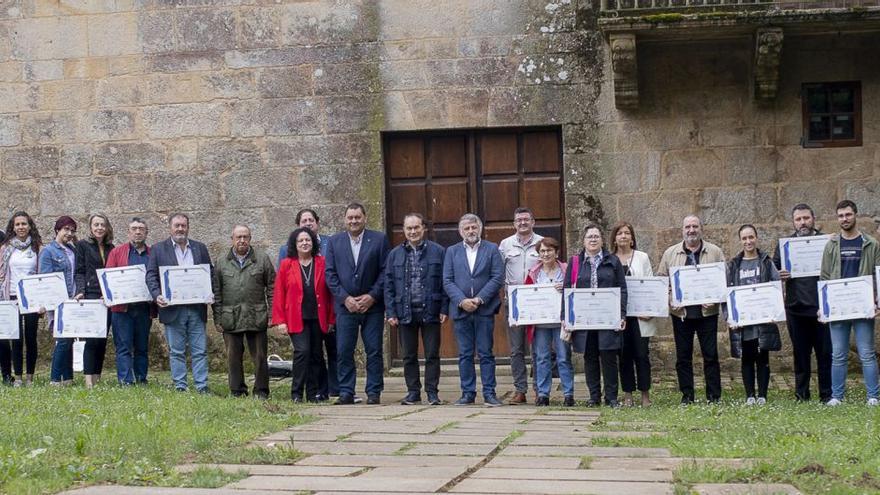 Representantes de establecimientos y autoridades, 
ayer, delante del Pazo de Liñares.  | // BERNABÉ