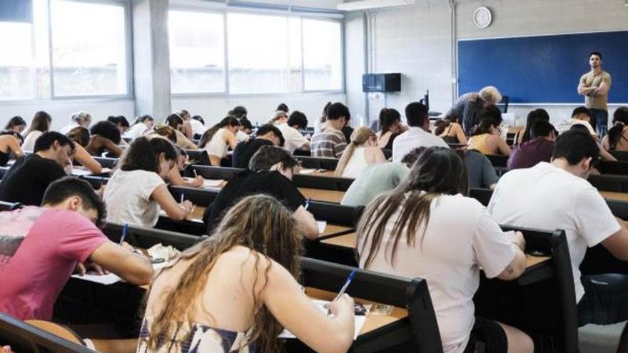 Alumnos contestando las preguntas de un examen de Selectividad.