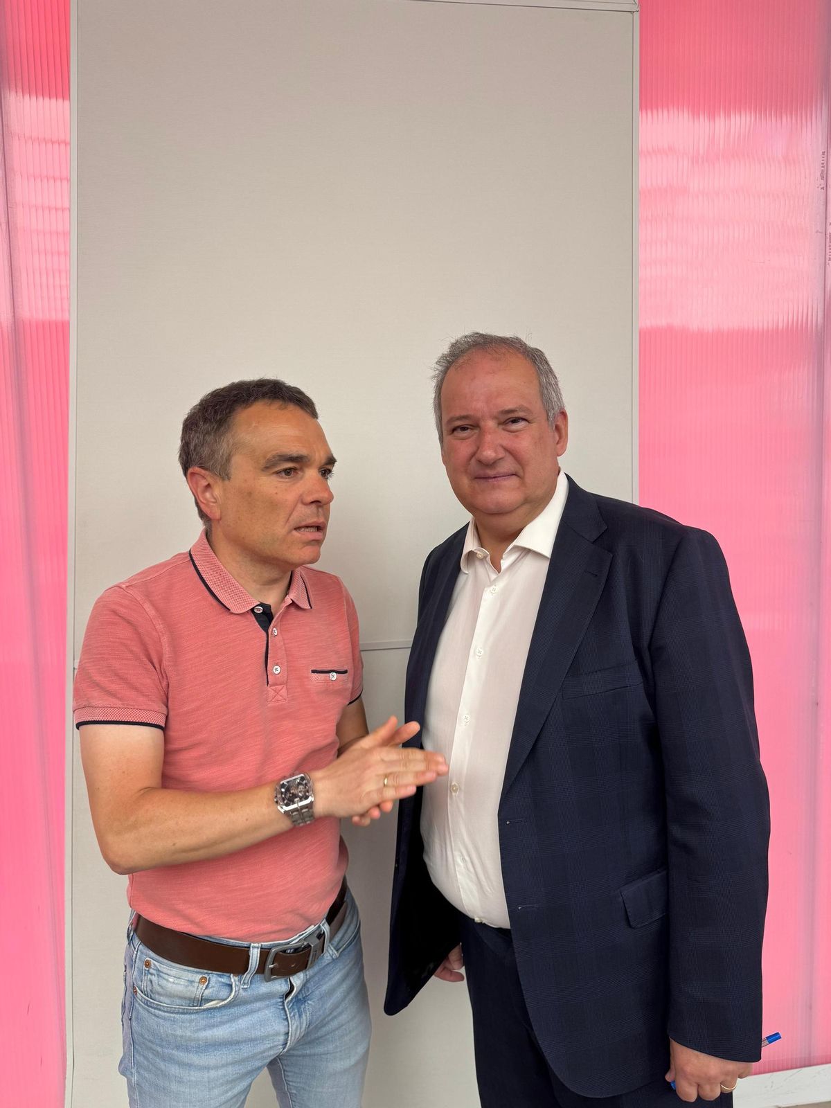 El alcalde de Corvera, Iván Fernández, junto al ministro de Industria, Jordi Hereu.