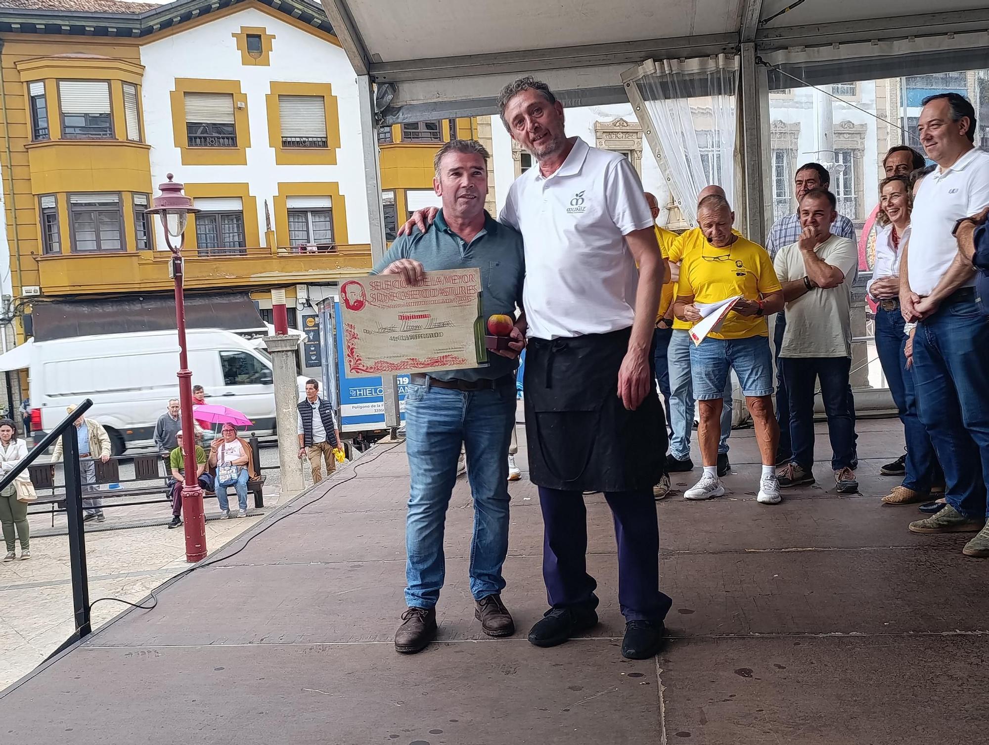 Héctor García, de Llanes,  gana la "champions" de la sidra casera en Villaviciosa