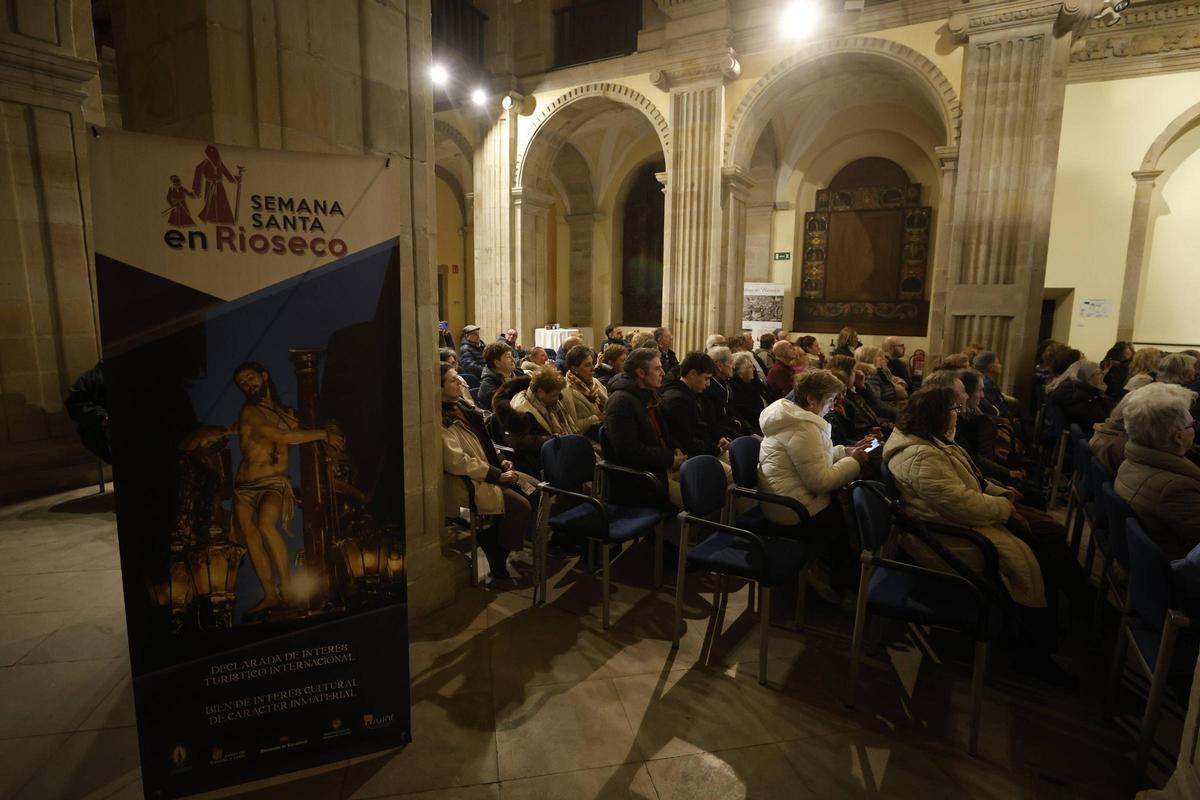 EN IMÁGENES: La localidad vallisoletana de Medina de Rioseco presenta su Semana Santa en Gijón