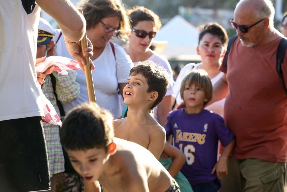 Para celebrar la conquista catalana de Ibiza que se produjo el 8 de agosto de 1235, ibicencos, visitantes y residentes se divirtieron ayer por la tarde en Puig des Molins