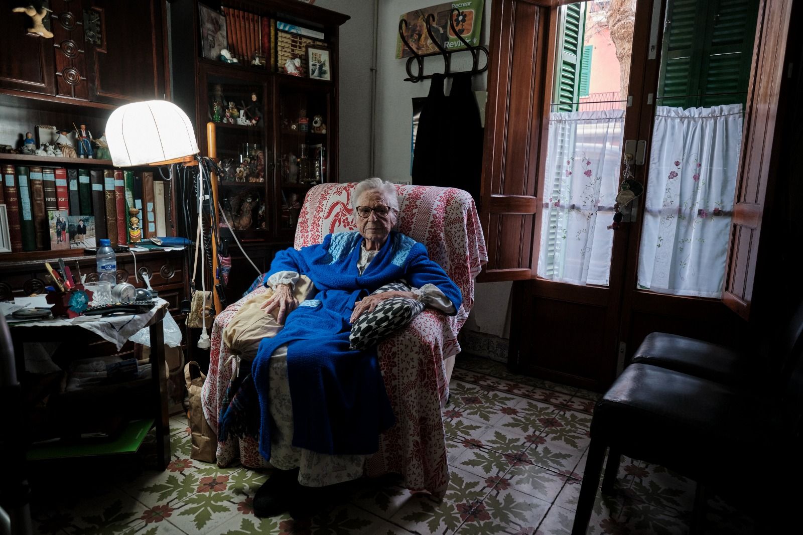 Magdalena sentada en una butaca de su sala de estar.