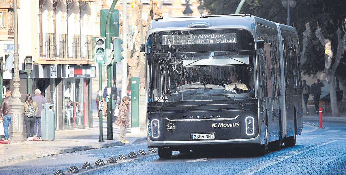 Un tranvibús circulando por Murcia