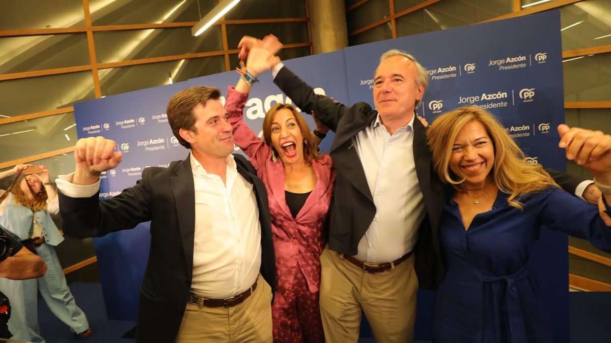 Azcón, junto a Natalia Chueca, Ana Alós y Ramón Celma, exultantes en la celebración del hotel Petronila tras las últimas elecciones municipales y autonómicas.