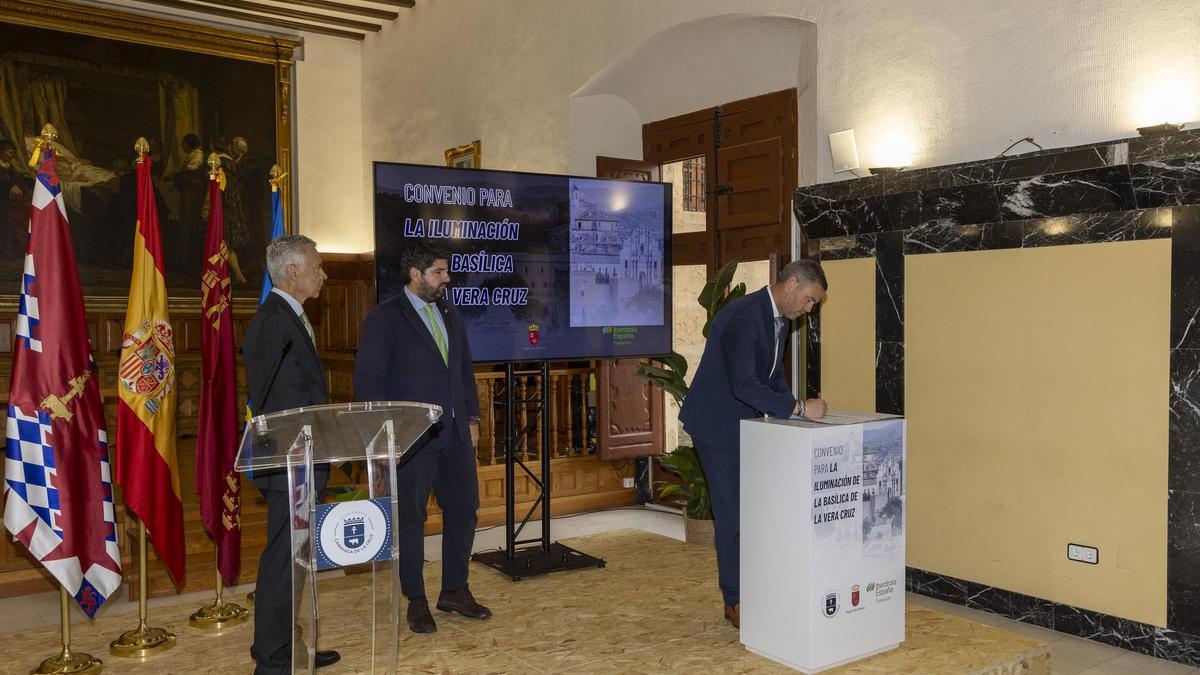El alcalde de Caravaca firma el acuerdo de colaboración con la Fundaicón Iberdrola España