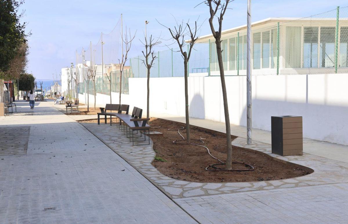 El nuevo bulevar de Vara de Rey supone la transformación integral de una de las principales vías del municipio.
