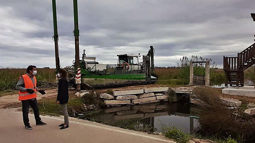 La alcaldesa de Xeresa, en el motor de la Palancaneta. | LEVANTE-EMV