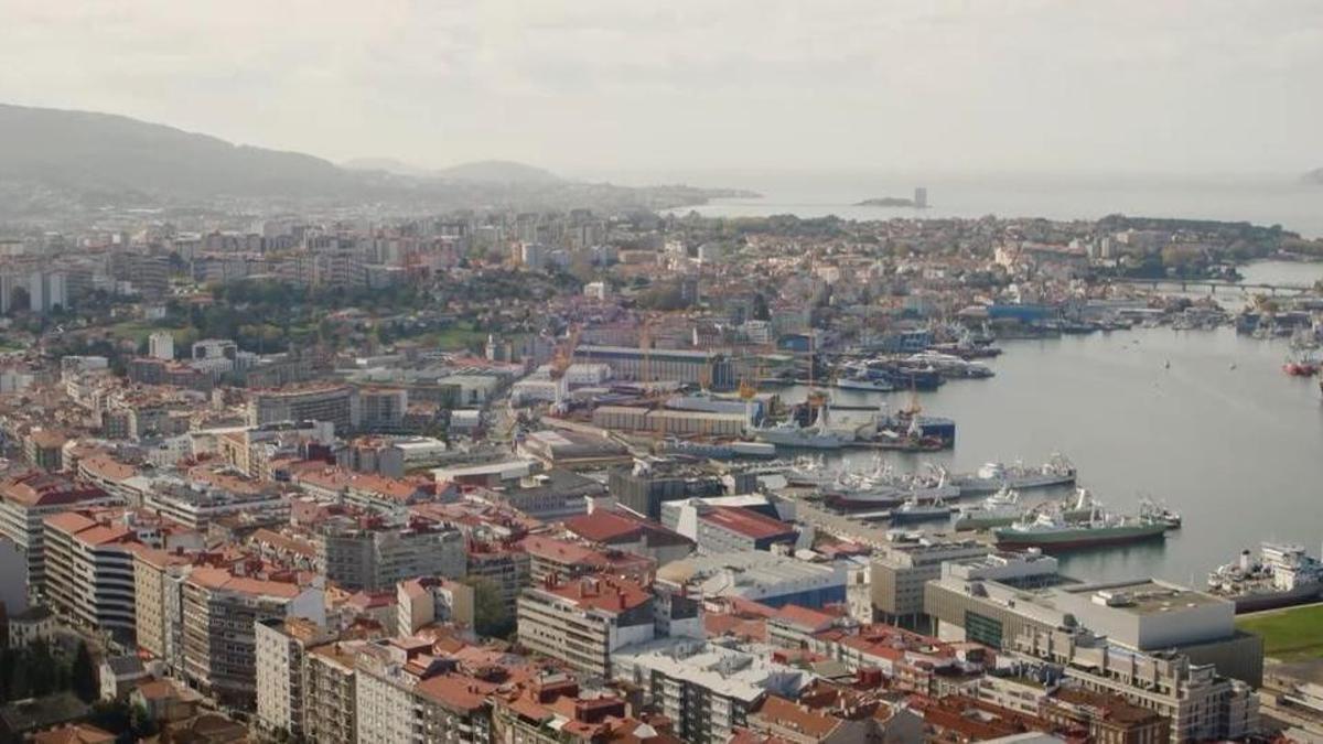 Plano general aéreo de Vigo con las Cíes al fondo en la serie "Ágata y Lola".