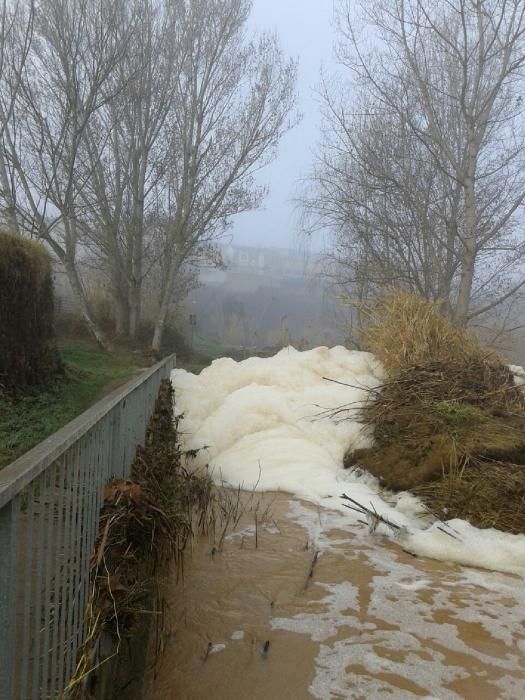 Escuma contaminant al riu Calders