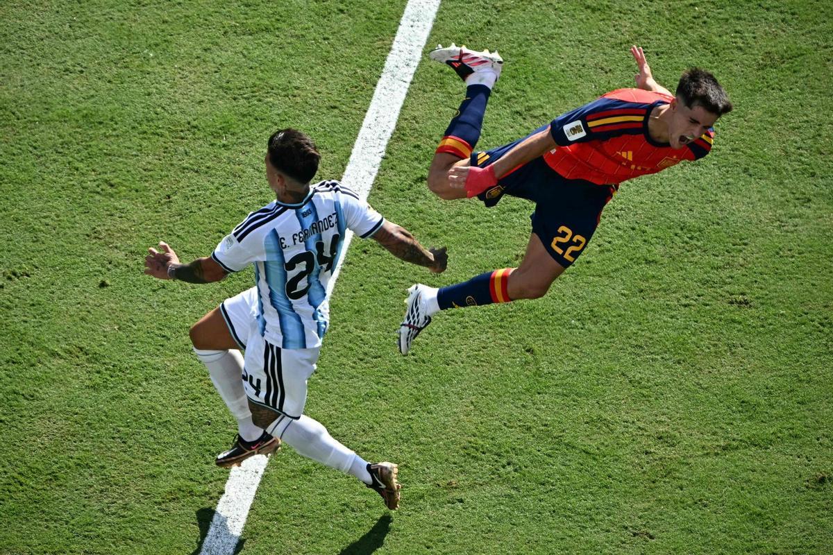 TOPSHOT - Spain's defender #22 Pau Cubarsi falls after being tackled by Argentina's midfielder #24 Enzo Fernandez during the 2026 World Cup football tournament final match between Spain and Argentina at the New York/New Jersey Stadium in East Rutherford on July 19, 2026. (Photo by Jewel SAMAD / AFP)