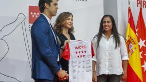 Isabel Díaz Ayuso durante la recepción a una delegación de piragüistas madrileños que han participado en el Campeonato del Mundo de Maratón y en la Copa del Mundo Sprint.