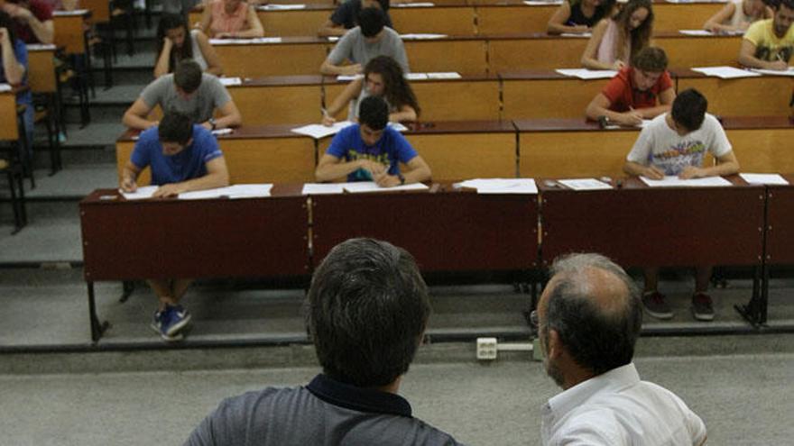 Un grupo de alumnos en el examen de Selectividad.