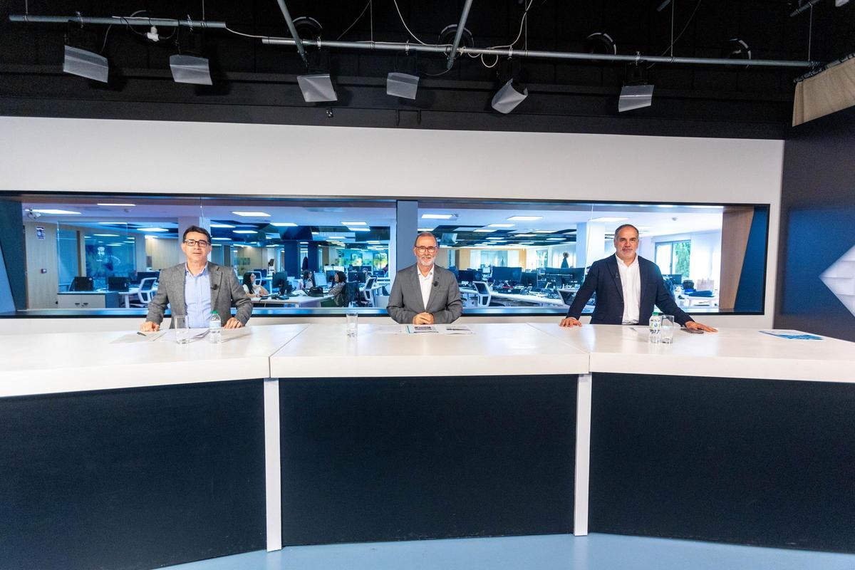 De izquierda a derecha, los alcaldes de San Vicente, El Campello y Sant Joan, en el plató de informacióntv.