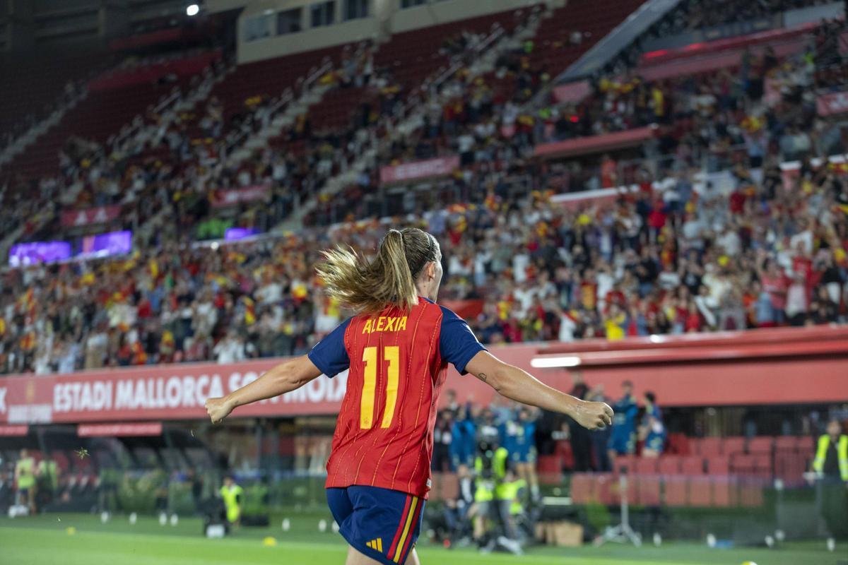 Son Moix vibró con la goleada de España a Inglaterra