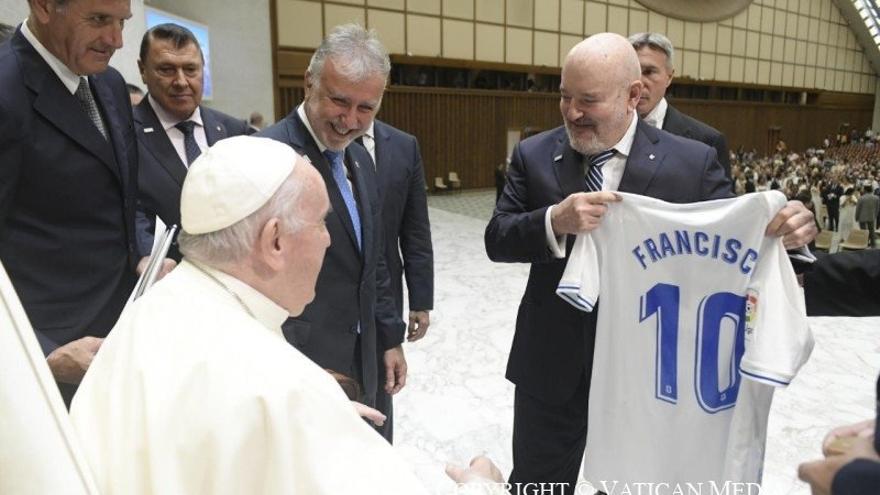 El presidente del Gobierno de Canarias, Ángel Víctor Torres, conversa con el Papa en presencia de Miguel Concepción.