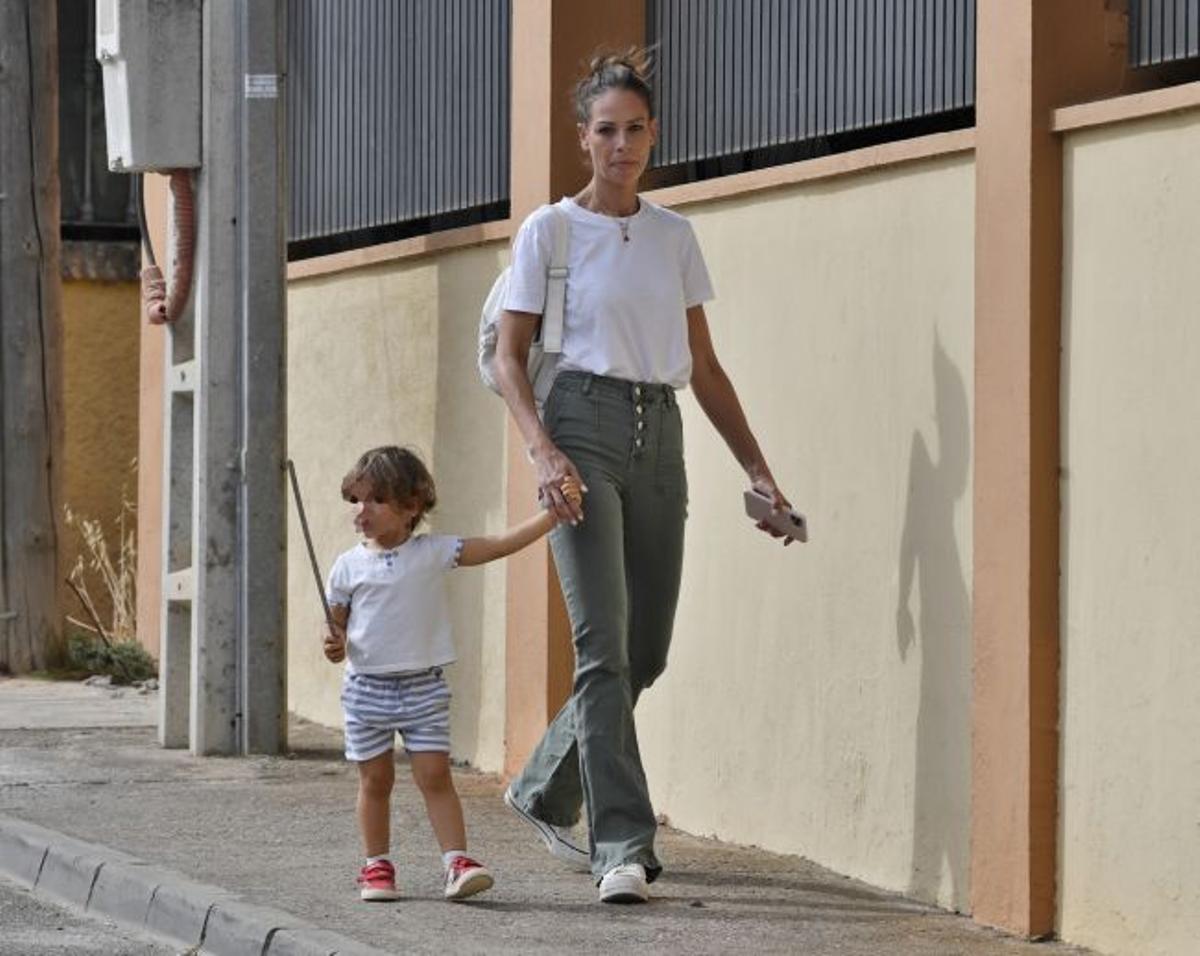 Eva González luce el look casual con unos sencillos pantalones acampanados