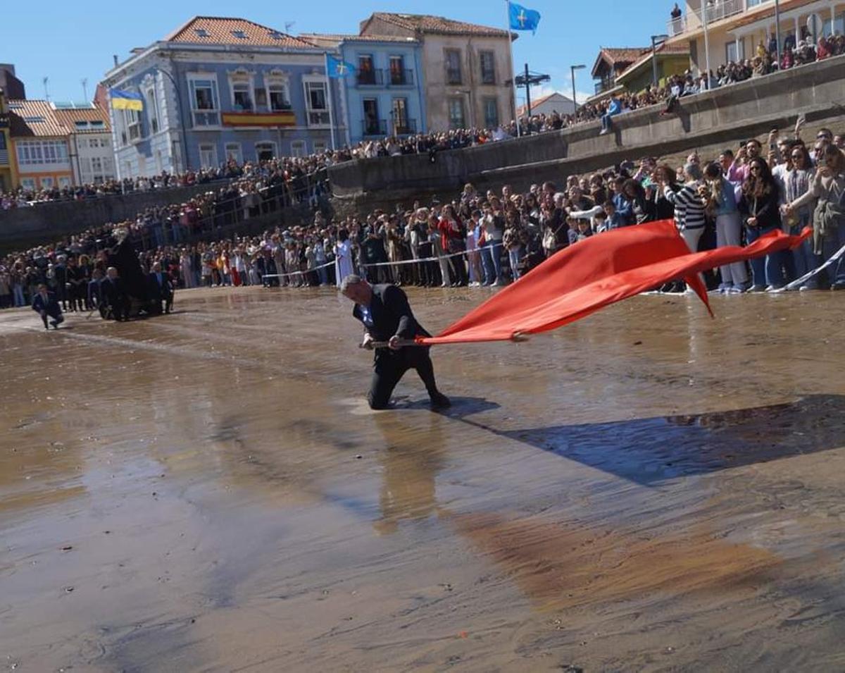 Una pasada edición de La Venia, en la playa de La Ribera. | I. G.