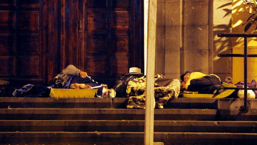 A pesar de los esfuerzos del Ayuntamiento, la imagen de personas durmiendo en la calle se sigue produciendo.