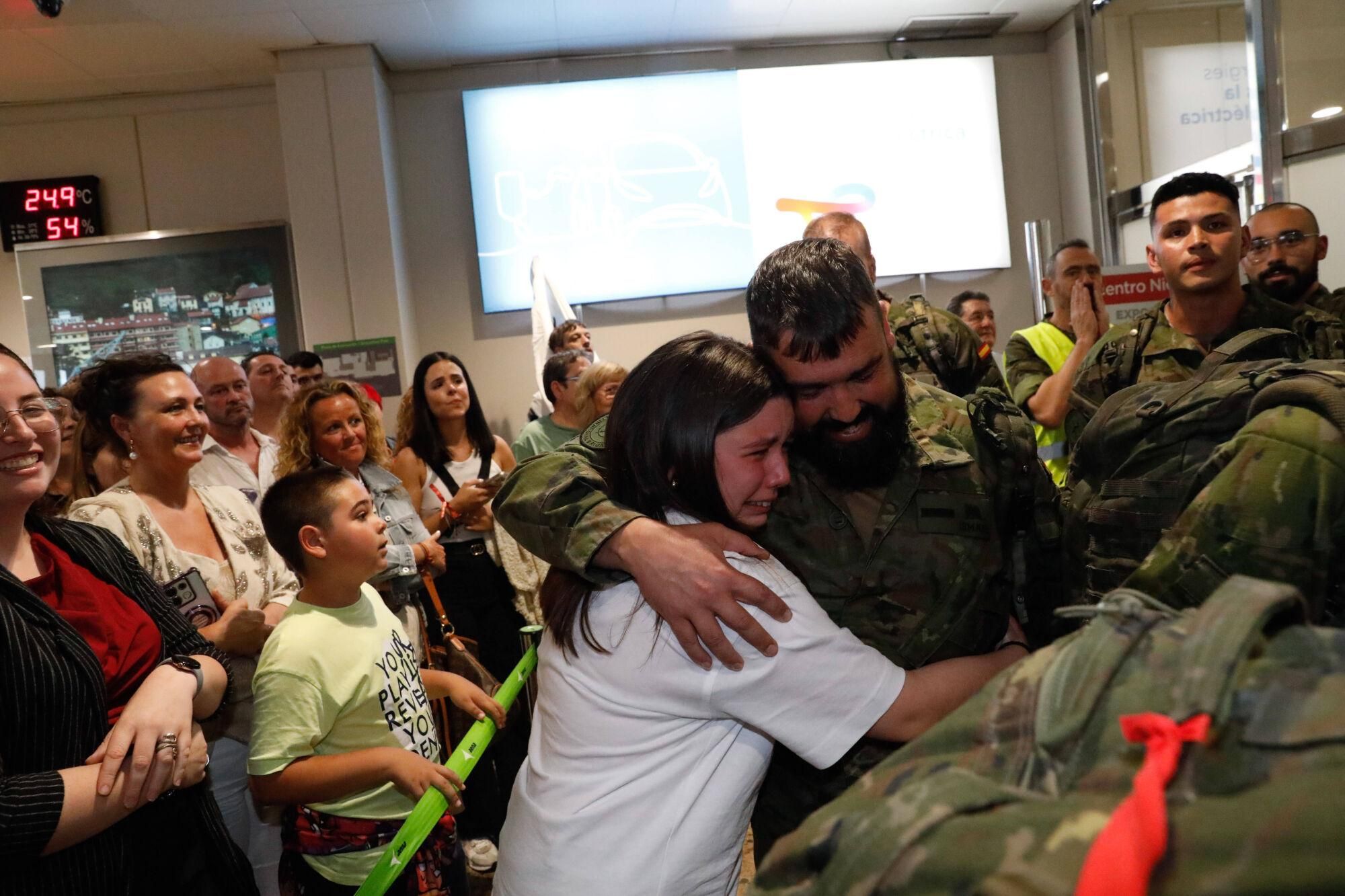 EN IMÁGENES: El regreso a Asturias en el aeropuerto del batallón "Toledo" tras meses en Eslovaquia