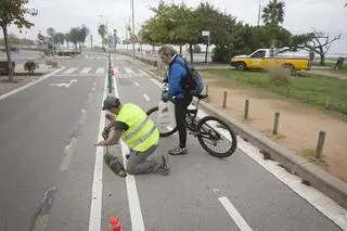 Castelldefels empieza a retirar el carril bici del paseo Marítim