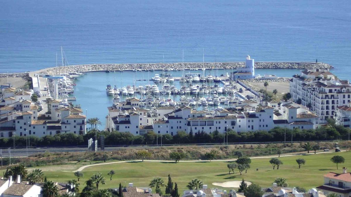 Imagen de archivo del puerto de La Duquesa, en Manilva.