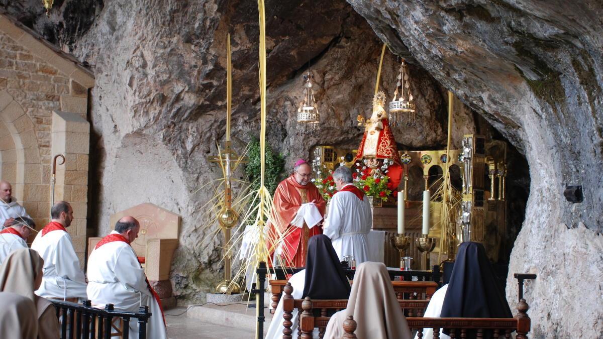 La misa del Domingo de Ramos en la santa cueva.