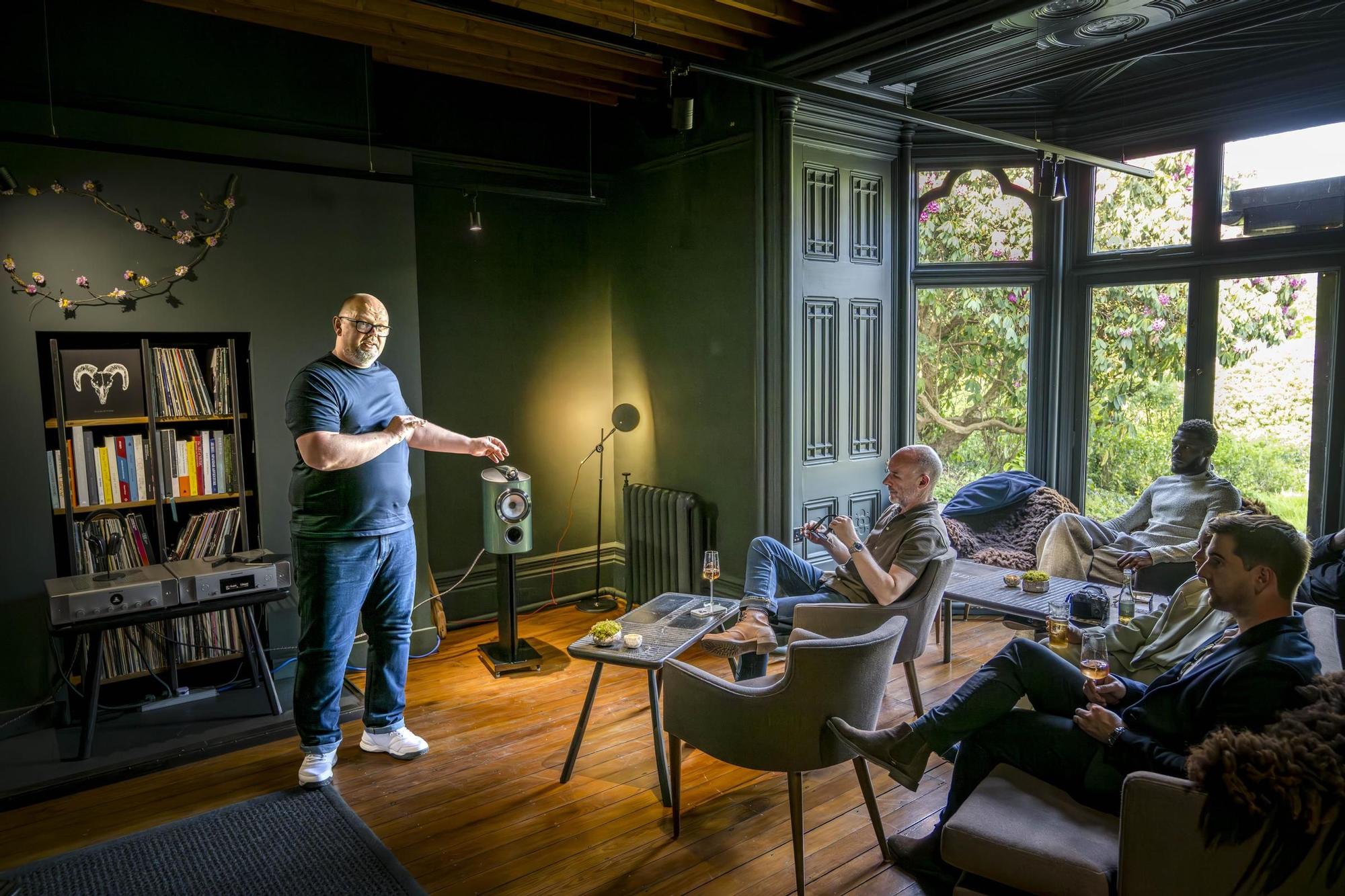 Experiencia de escucha de Aston Martin