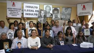 Familiares de víctimas de las matanzas por las que fue condenado Fujimori explican las acciones para denunciar la ilegalidad del indulto, en Lima, el 27 de diciembre.