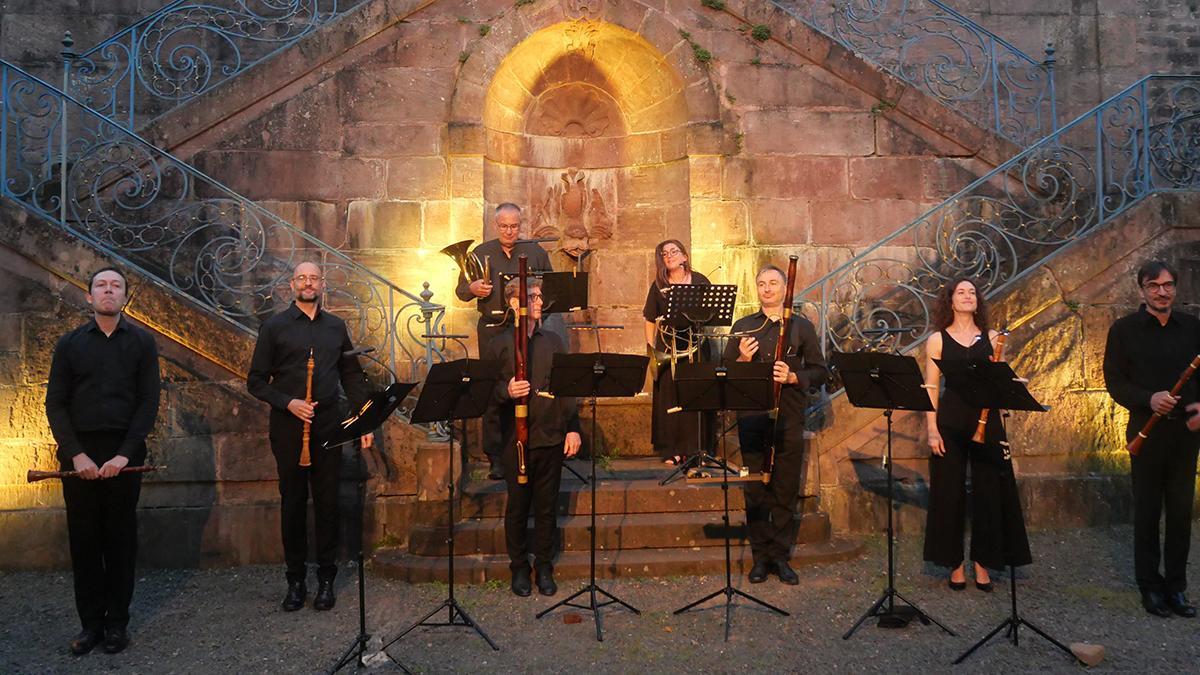 Además de los conciertos en interiores históricos, algunas actuaciones aprovechan patios y espacios monumentales de las abadías.
