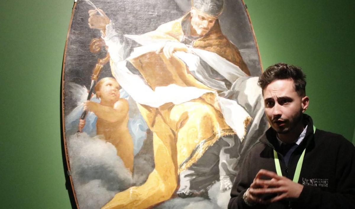 Fernando Martín explica uno de los Goya. | VÍCTOR GARRIDO