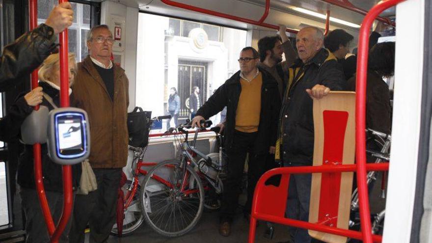 Las bicicletas no se podrán meter en el tranvía en horas de máxima ocupación