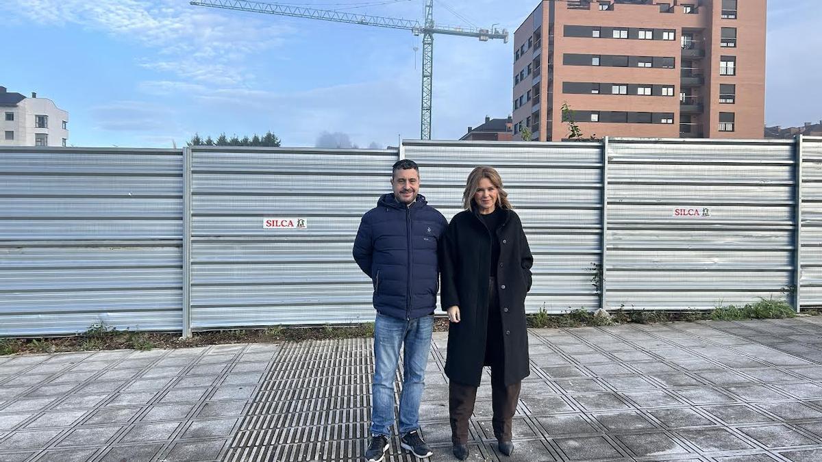 Los ediles, ante la parcela en la que se levantará el edificio.