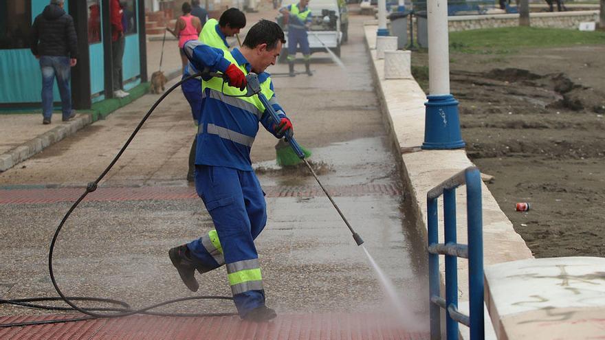 Operarios de Limasa trabajando en tareas de limpieza.