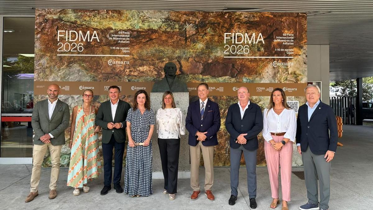 Por la izquierda, Jesús Martínez Salvador, Lara Martínez, José Luis Álvarez Almeida, Rosario Sánchez Grau, Gimena Llamedo, Félix Baragaño, Javier Martínez, Ángela Pumariega y Álvaro Alonso.