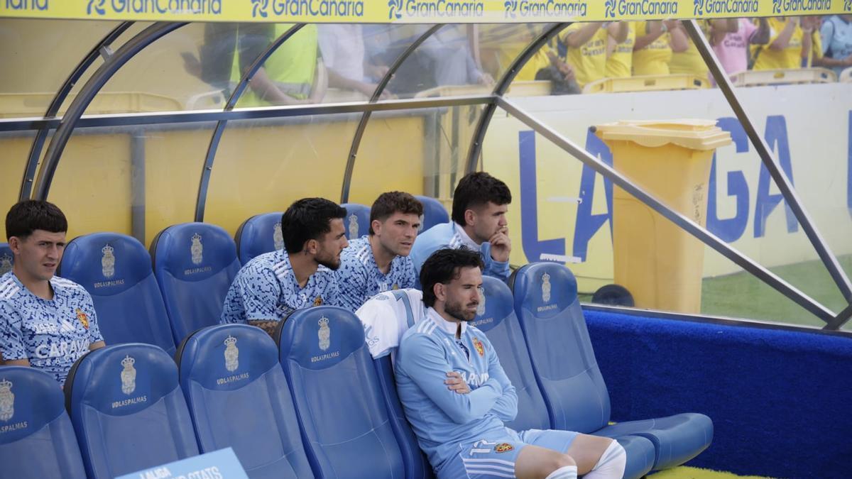 Guti, junto a sus compañeros, en el banquillo