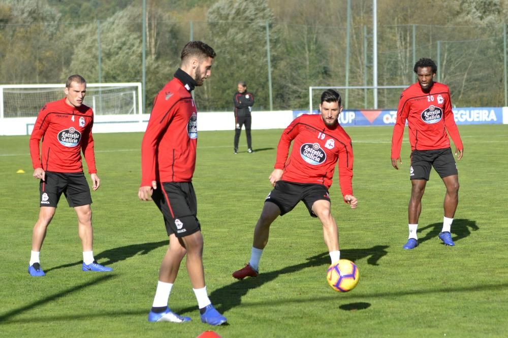 El técnico dispuso un entrenamiento táctico con diversas instrucciones para sus jugadores, quienes ensayaron acciones a balón parado.