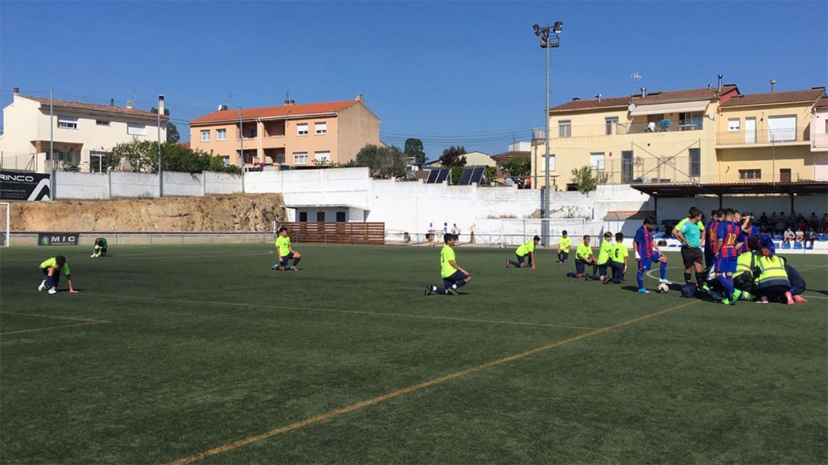 Los jugadores del Kaptiva se arrodillaron para pregar para que la lesión de Sanz quedara en nada