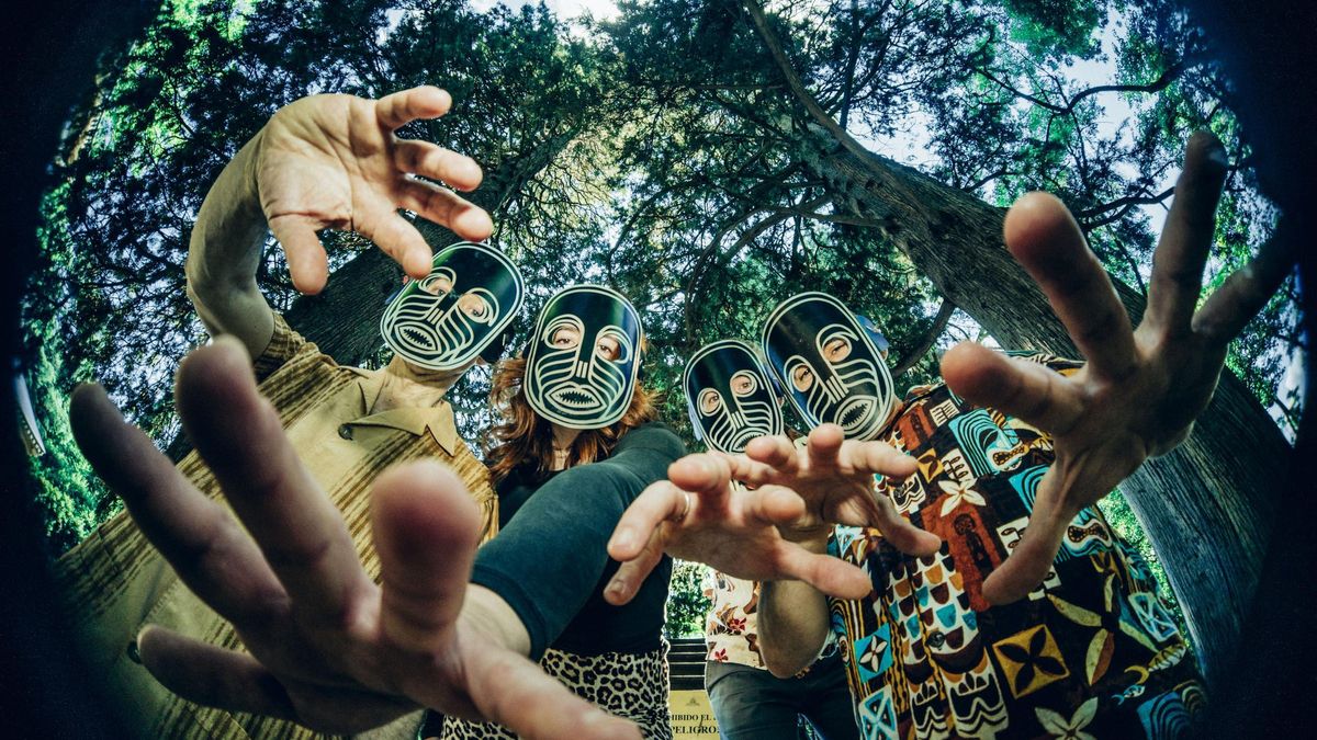 L'Exotighost, la banda que acerca la Polinesia a Madrid a base estética 'tiki' y sonidos 'exótica'