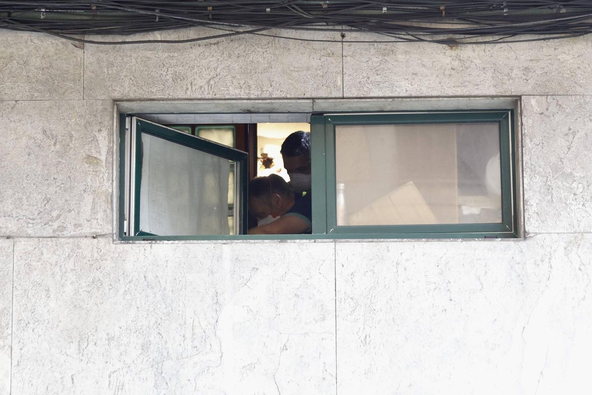 Agentes investigando en el interior del piso.