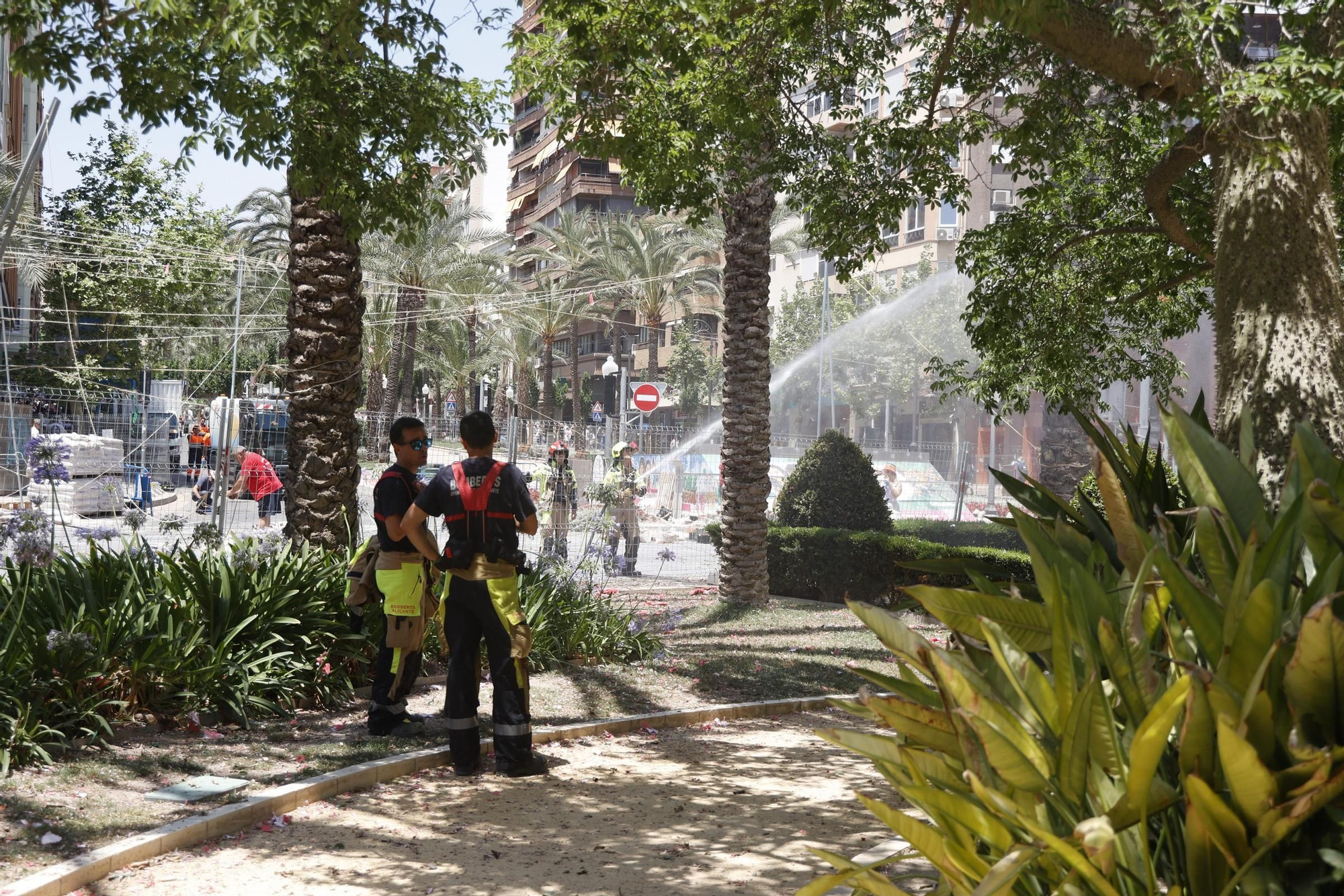 Un incendio en la plaza de los Luceros durante la mascletà