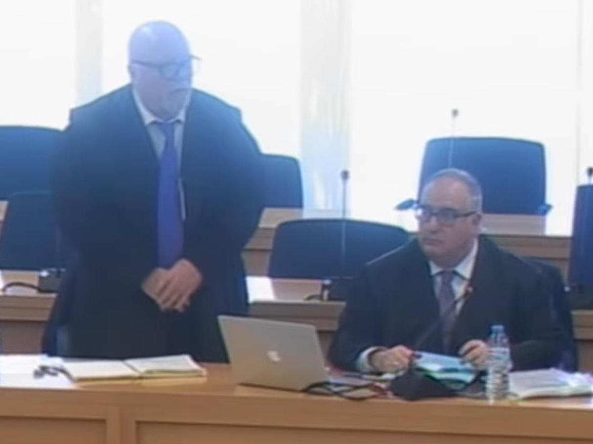 Villarejo conversa con Teresa Palacios durante el juicio en presencia de su abogado, Antonio García Cabrera