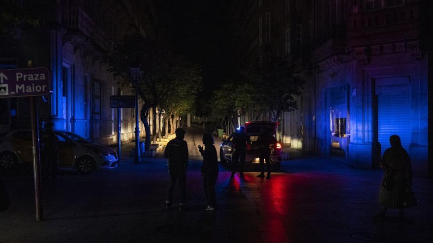 Una patrulla de la Policía Local controla la seguridad en las proximidades de la Plaza Mayor de Ourense. | Brais Lorenzo / EFE