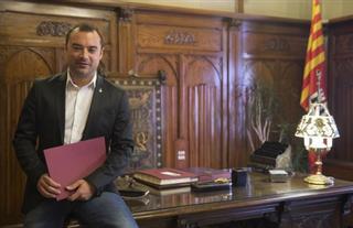 Los alcaldes del PSC hacen equilibrios ante la presión por el referéndum unilateral