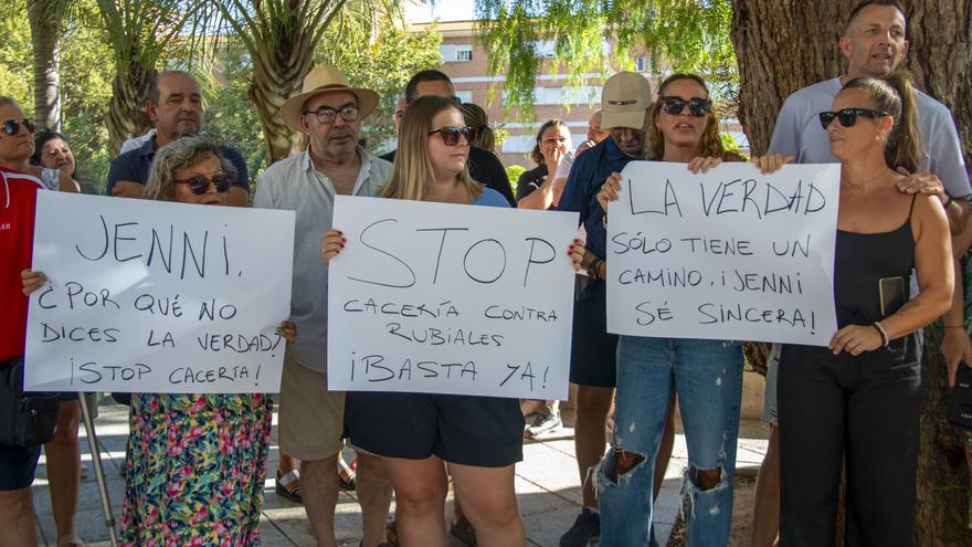 La madre de Luis Rubiales, en huelga de hambre, asegura sentirse anímicamente &quot;fuerte&quot;