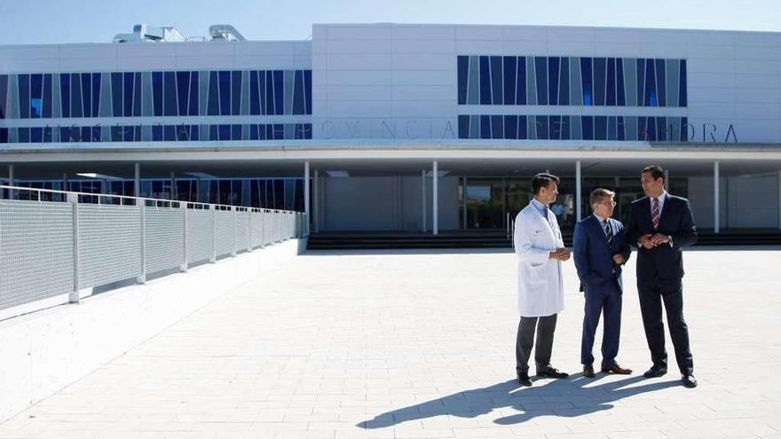 Responsables sanitarios, a la entrada del nuevo Hospital Provincial de Zamora.