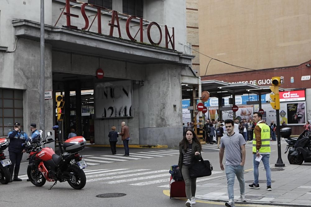 Manifestantes cortan la salida de autobuses de la estación de Gijón por el despido de cinco trabajadores.